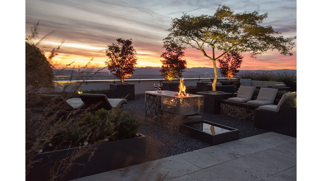 Terrassengarten mit Flammengrill Aqua, Solitärgehölz und Edelstahlelementen