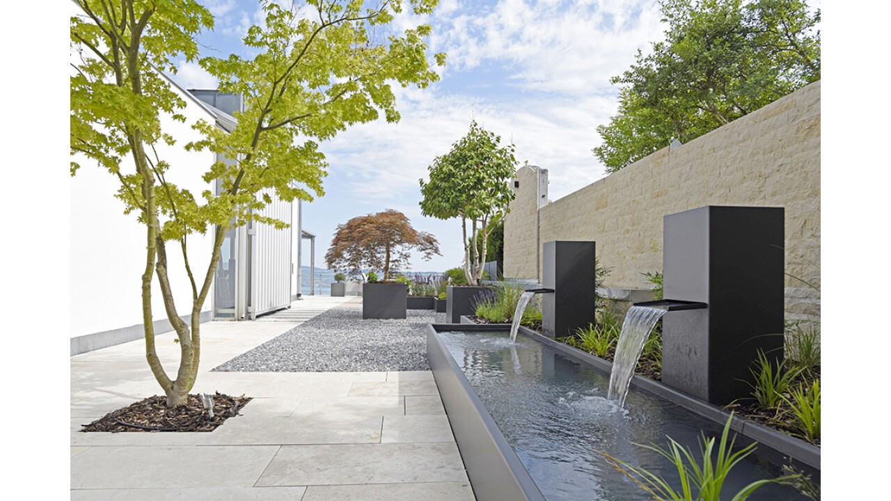 Terrassengarten in klaren Linien mit Zierbrunnen und tollen Solitärgehölzen