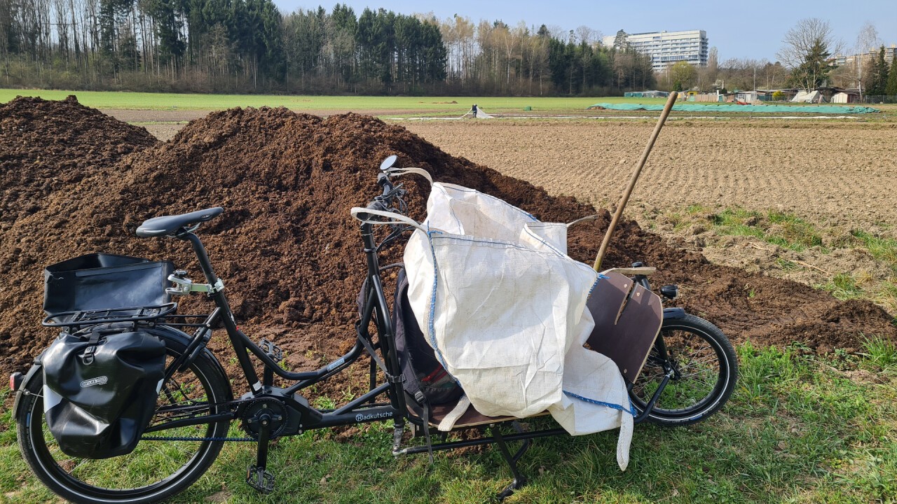 Lastenvelo beim Kompost von "Meh als Gmües"