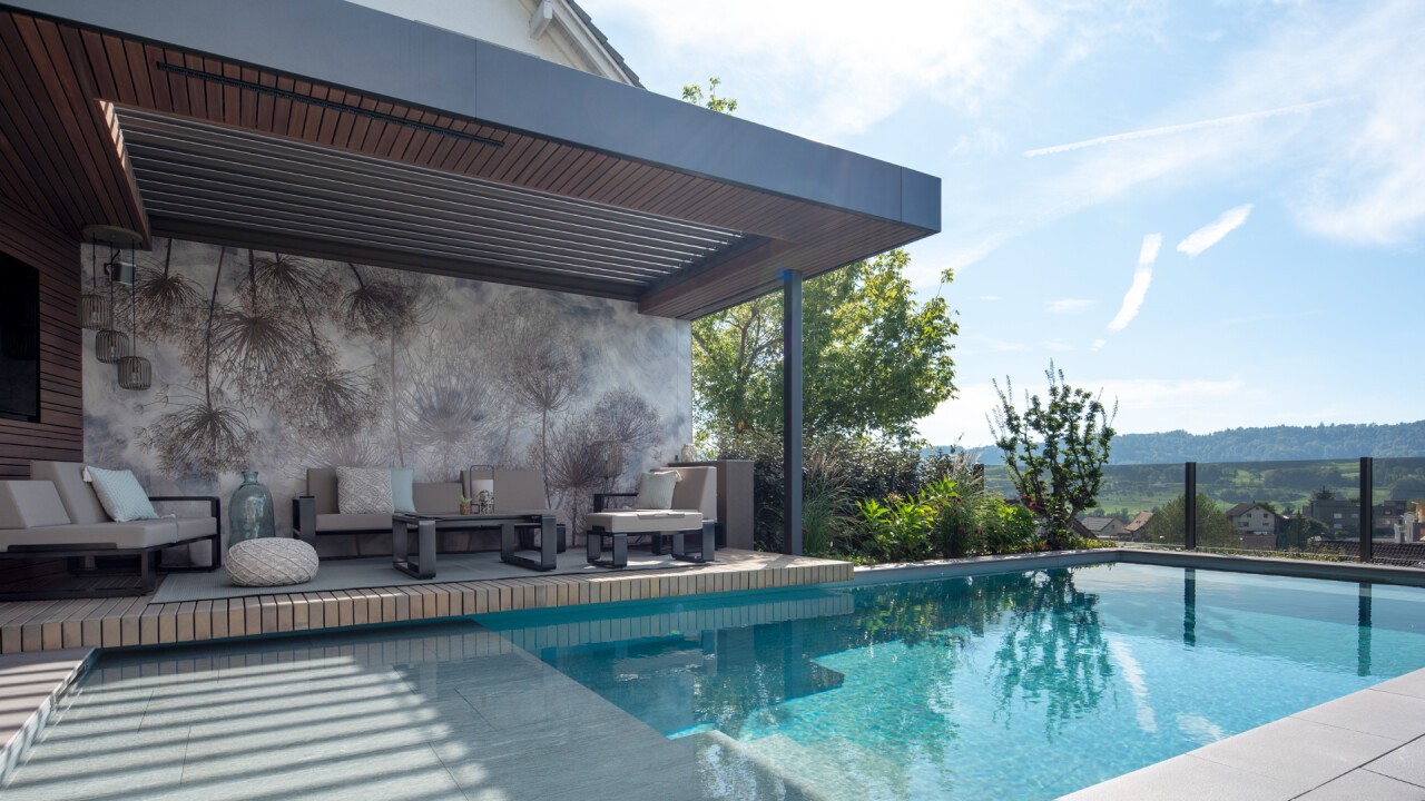 Swisspool mit Liegebereich, Massagedüsen und in Pergola integriertem Wasserfall