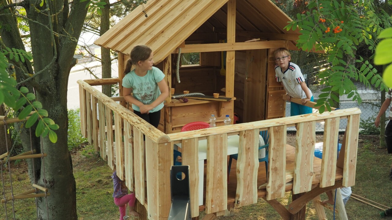 Ein Baumhäuschen von Almhütte für Kinder im Garten