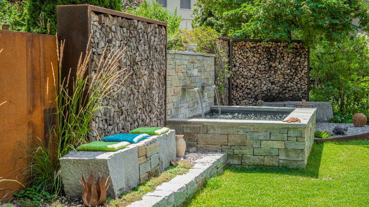 Badebrunnen mit zwei Wassereinlässen in Naturstein verblendet