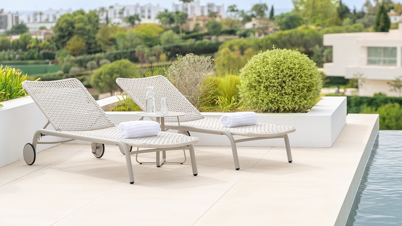 The trendy and adjustable Palma sun lounger from Hunn ensures outdoor comfort.