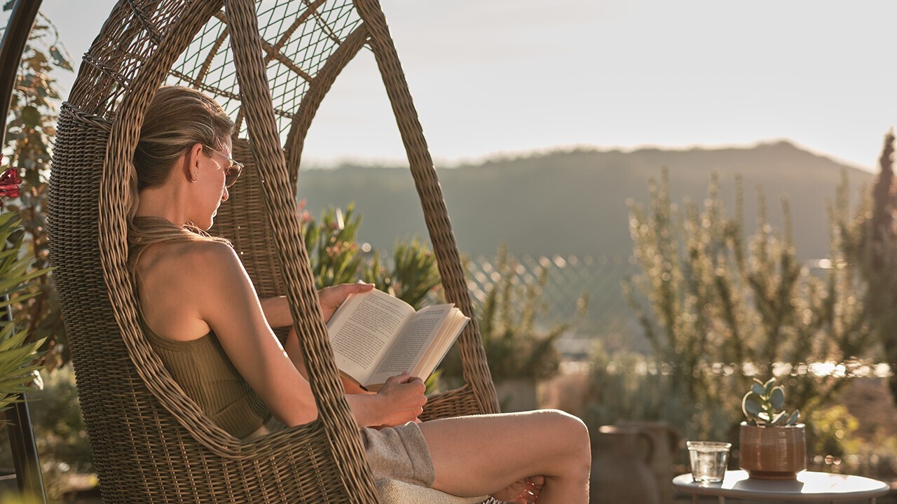 The Polyrattan hanging chair LAOS from Hunn provides ultimate comfort.