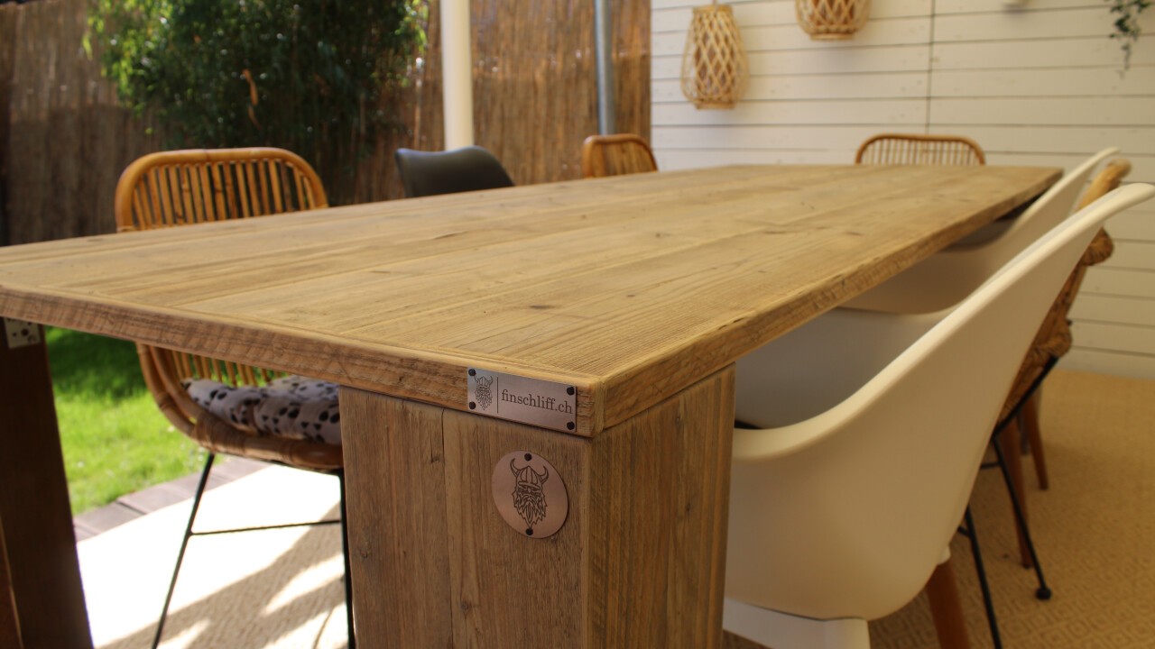 Tisch mit Holzbeinen