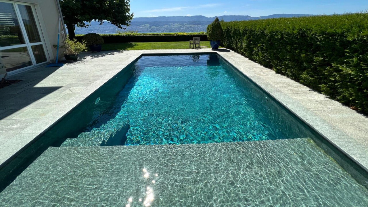 Exklusives Design trifft auf Wasserkunst – der handwerker.ch Mastergarten von Lutz Gärten