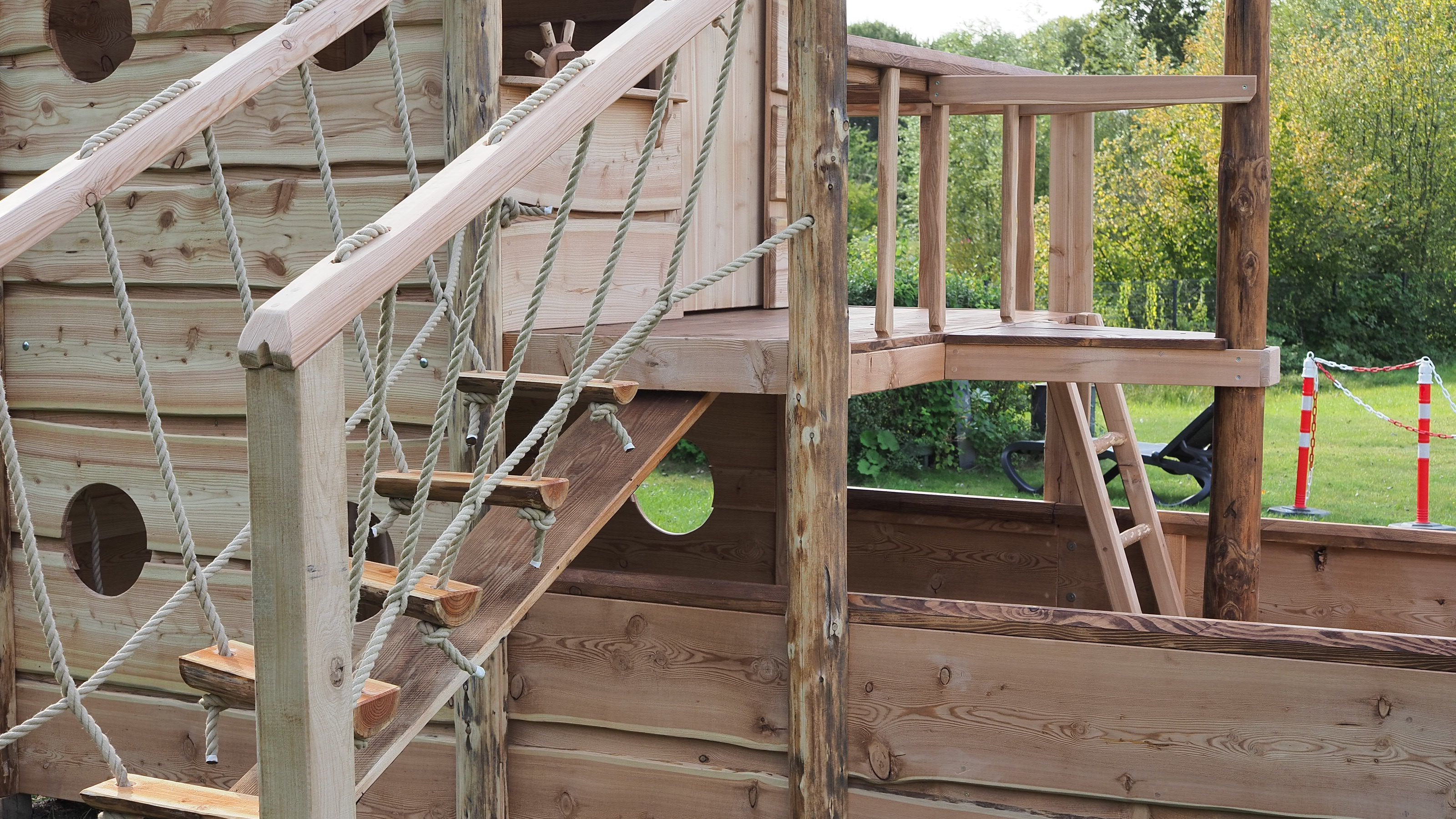 Naturholz-Wackelbrücke von Almhütte       