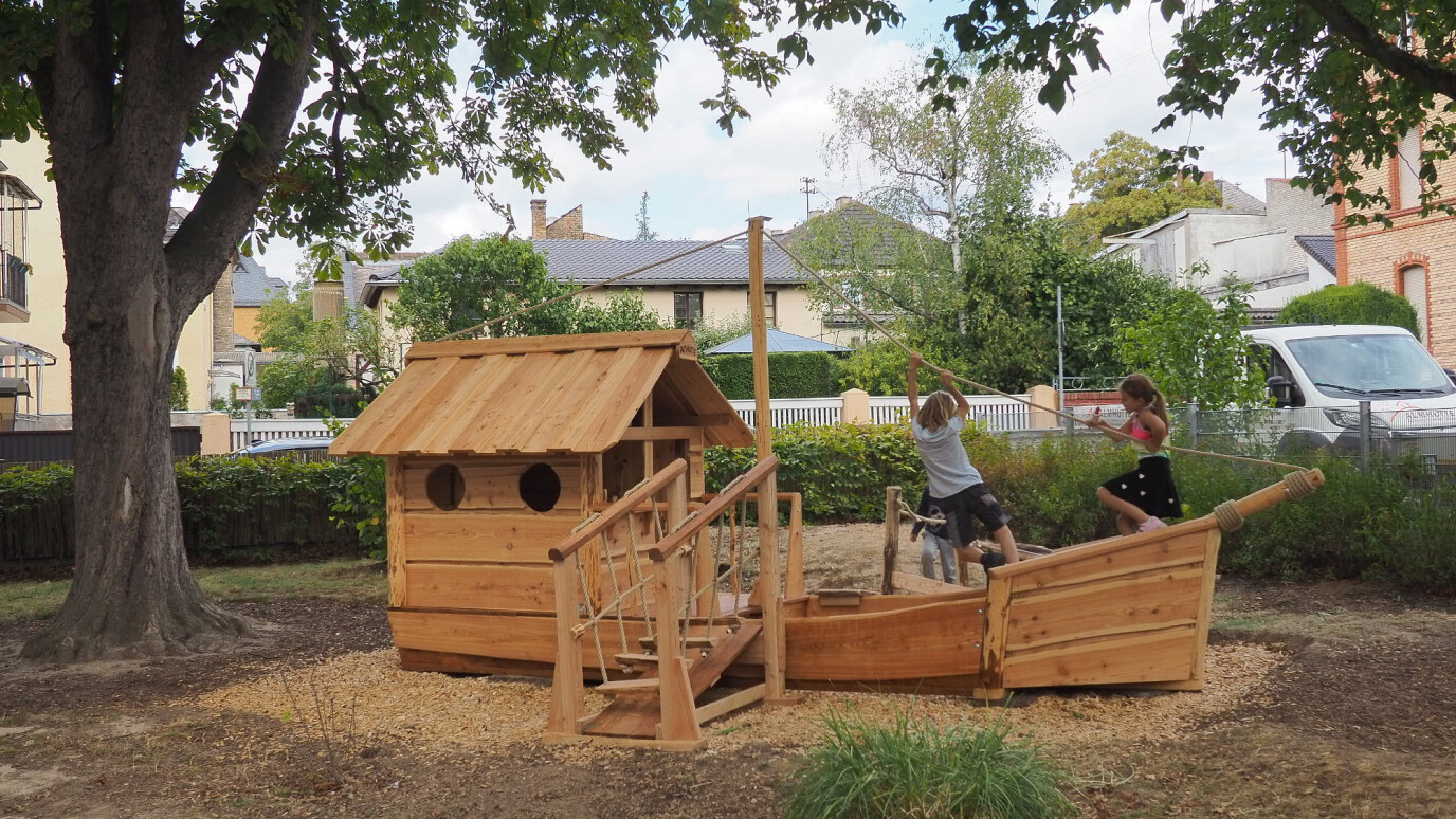 Spielschiff "Forelle" aus Naturholz     